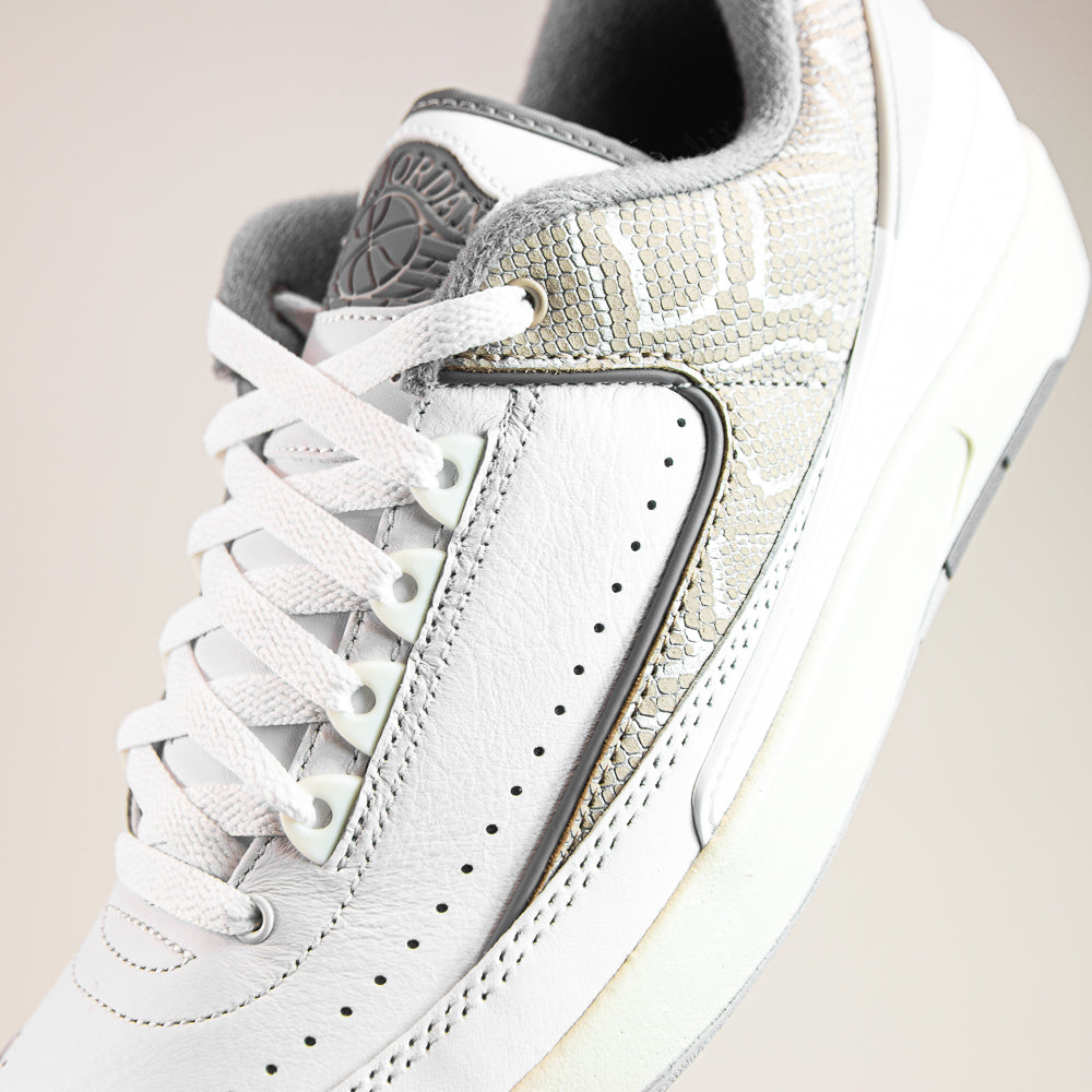 Air Jordan 2 Retro Low (White/Cement Grey-Sanddrift)