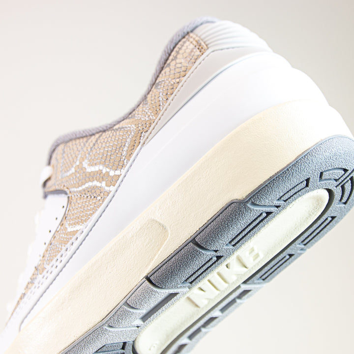 Air Jordan 2 Retro Low (White/Cement Grey-Sanddrift)