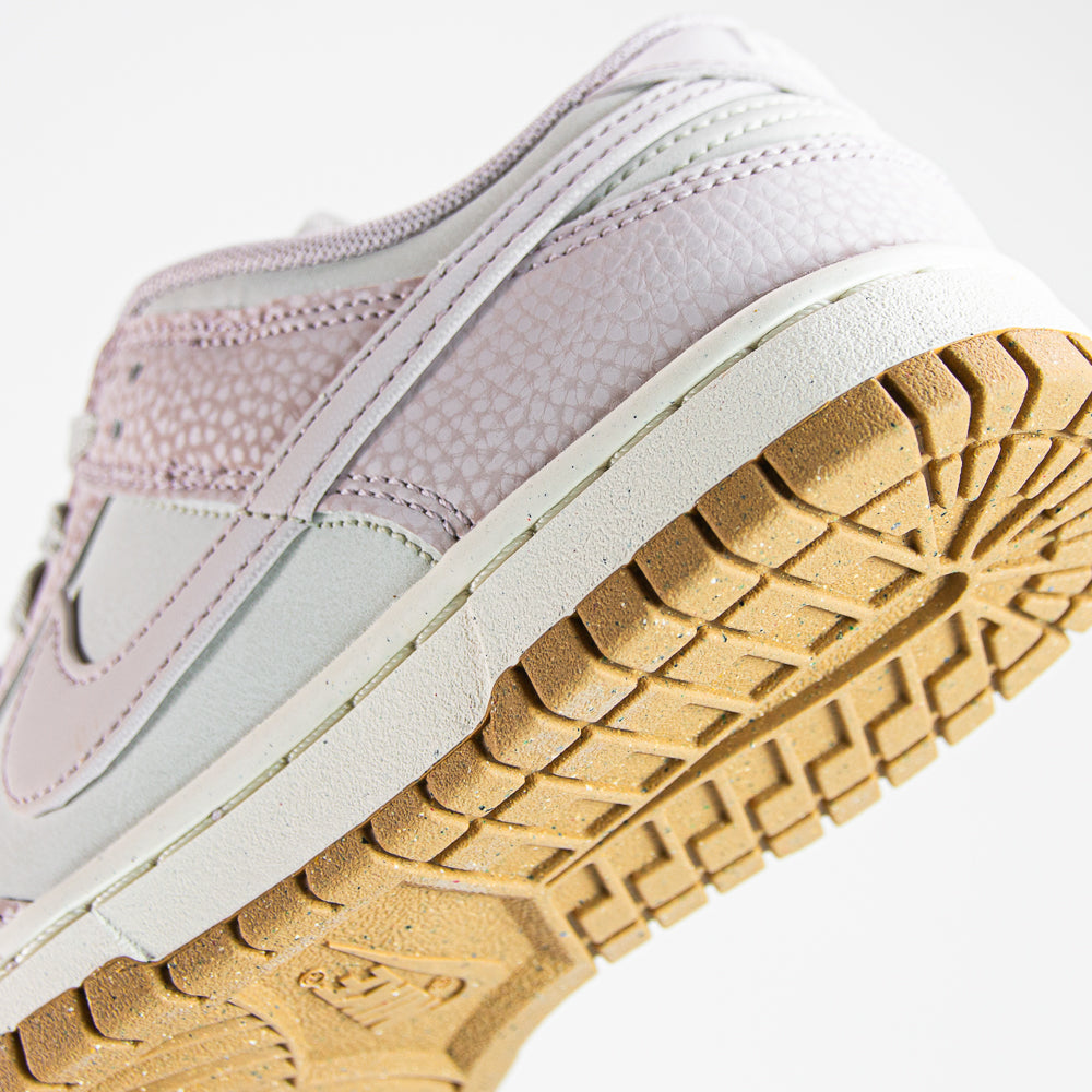 W Dunk Low PRM NN (Light Bone/Platinum Violet)