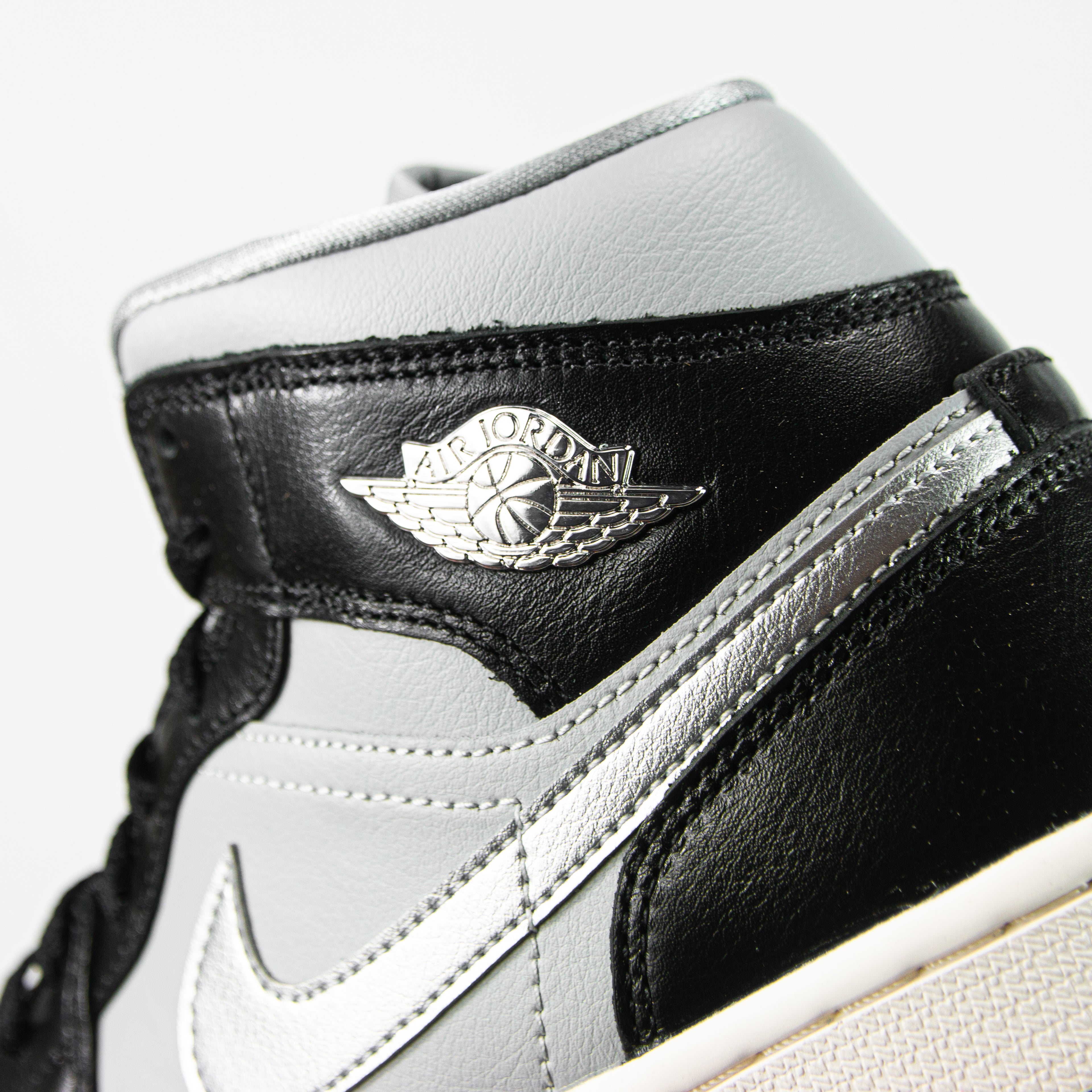 Wmns Air Jordan 1 Mid SE (Black/Metallic Silver) – Corporate