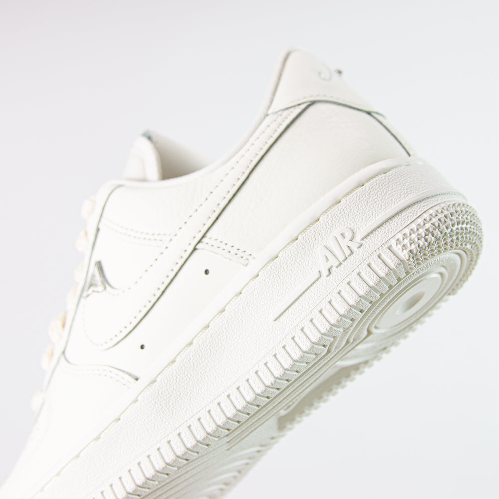 WMNS Air Force 1 '07 LV8 (Sail/Sail-Metallic Silver)