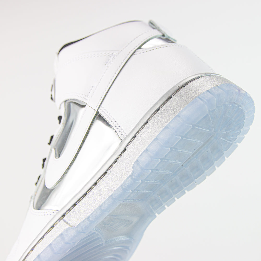 W Dunk High SE (White/White-Metallic Silver)