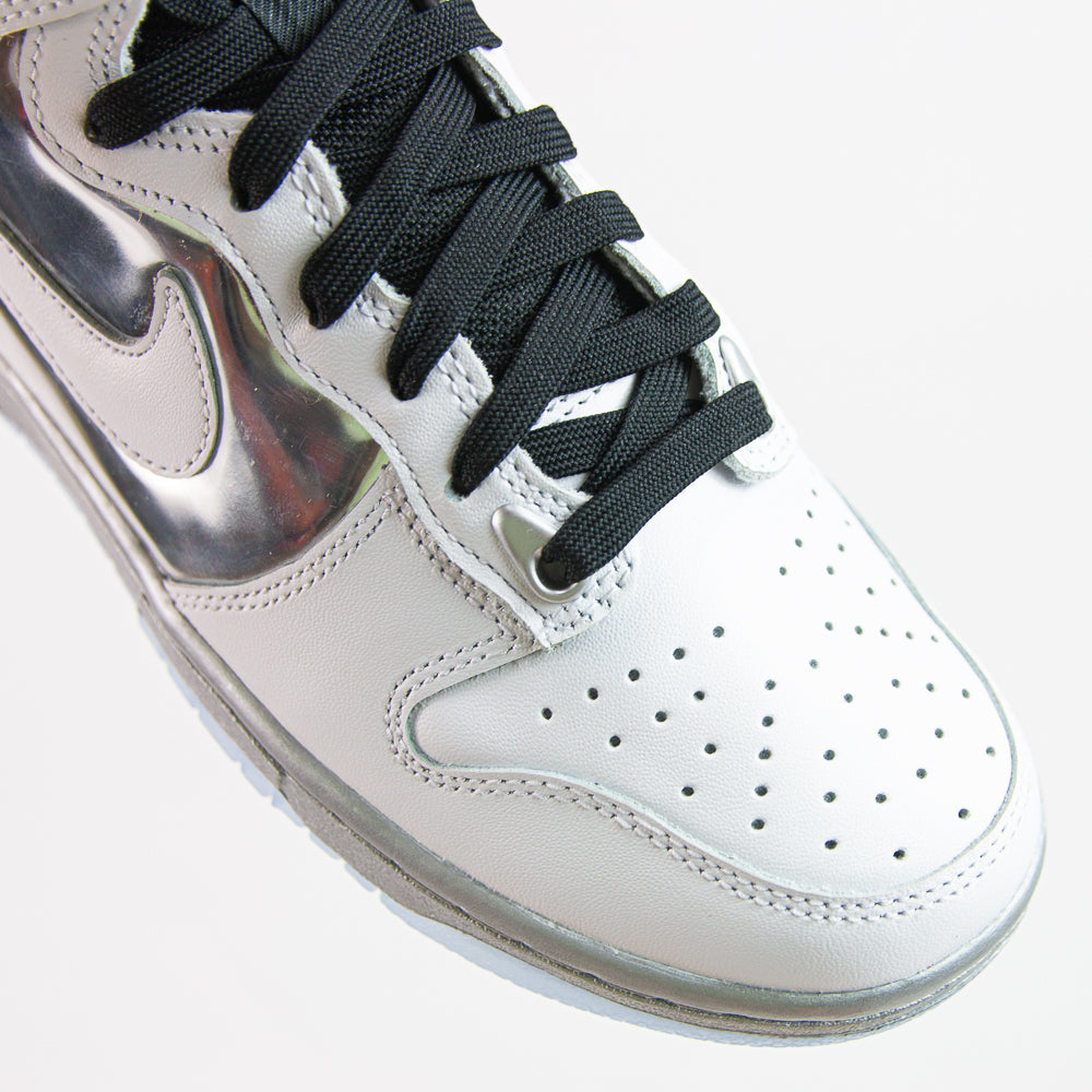 W Dunk High SE (White/White-Metallic Silver)