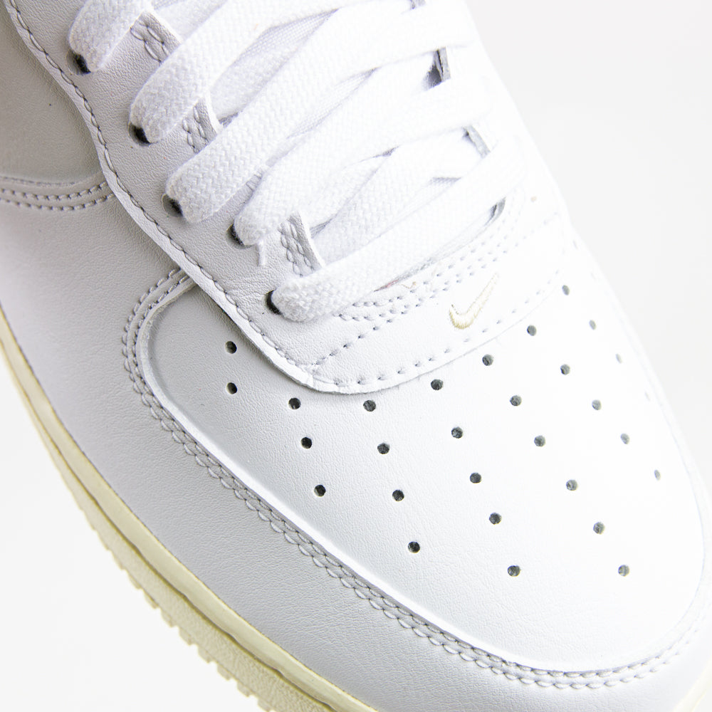 Air Force 1 '07 LX (White/Pale Vanilla)