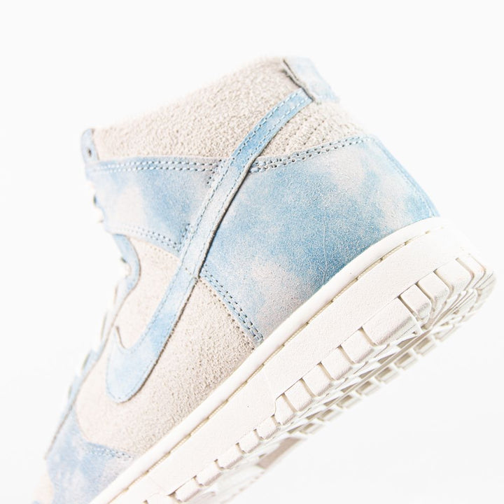 WMNS Nike Dunk High SE (Celestine Blue/Sail)